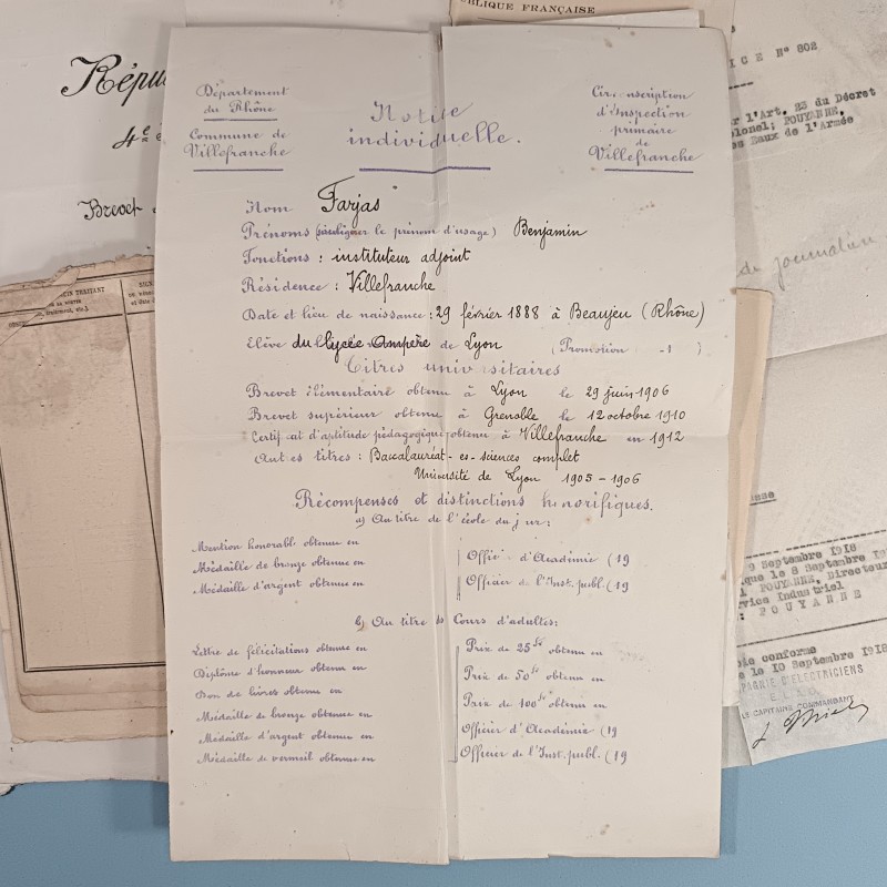 SOUVENIR D'UN CAPORAL DU GENIE ENTRE 1909 ET 1937 LIVRET PAPIER DIPLOMES PHOTOS CERTIFICATS ET PERIODE 1914 1918